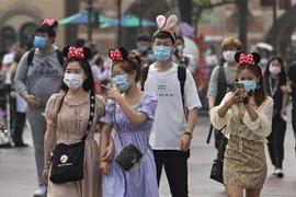 Người dân đeo khẩu trang phòng dịch COVID-19 tại Thượng Hải, Trung Quốc. (Ảnh: AFP/TTXVN)