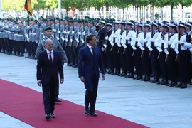 Thủ tướng Đức Olaf Scholz và Tổng thống Pháp Emmanuel Macron duyệt đội danh dự. (Ảnh: Mạnh Hùng/PV TTXVN tại Berlin)
