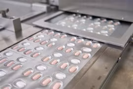Thuốc điều trị COVID-19 dạng viên của hãng dược phẩm Pfizer. (Ảnh: AFP/TTXVN)