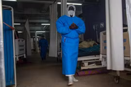 Nhân viên y tế làm việc tại khu điều trị Ebola trong bệnh viện ở Mubende, Uganda, ngày 24/9/2022. (Ảnh: AFP/TTXVN)