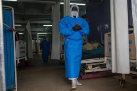 Nhân viên y tế làm việc tại khu điều trị Ebola trong bệnh viện ở Mubende, Uganda, ngày 24/9/2022. (Ảnh: AFP/TTXVN)