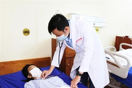 Bác sỹ Chuyên khoa 1 Dương Hải Minh thăm khám bệnh nhân mắc đa polyps hiếm gặp. (Ảnh: Chanh Đa/TTXVN)