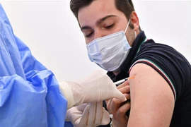 EU đã phê duyệt loại vaccine mới "lưỡng trị" COVID-19. (Ảnh: AFP/TTXVN)