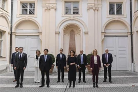 Ngoại trưởng Ukraine Dmytro Kuleba và Ngoại trưởng các nước G7 chụp ảnh bên lề Hội nghị An ninh Munich ở Đức ngày 19/2/2022. (Ảnh: AFP/TTXVN)