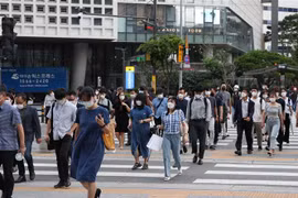 Người dân đeo khẩu trang phòng dịch COVID-19 tại Seoul, Hàn Quốc. (Ảnh: THX/TTXVN)
