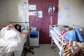 Điều trị cho bệnh nhân nhiễm COVID-19 tại bệnh viện ở Tehran, Iran. (Ảnh: IRNA/TTXVN)