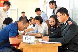 Các đơn vị sử dụng lao động ký biên bản công bố Quyết định thanh tra. (Ảnh: BHXH Hà Nội)