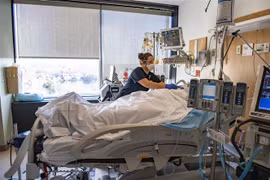 Điều trị cho bệnh nhân nhiễm COVID-19 tại bệnh viện ở Worcester, Massachusetts, Mỹ. (Ảnh: AFP/TTXVN)