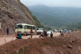 Quốc lộ 4H bị sạt lở. (Ảnh: Xuân Tiến/TTXVN)