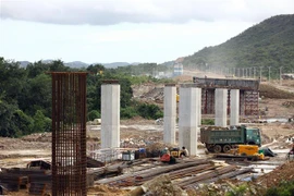 Thi công tuyến cao tốc Bắc-Nam đoạn Cam Lâm-Vĩnh Hảo. (Ảnh: Huy Hùng/TTXVN)