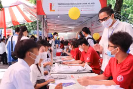 Tư vấn giải đáp thắc mắc về chương trình đào tạo, cơ hội nghề nghiệp cũng như chính sách hỗ trợ của trường đại học Bách khoa Hà Nội. (Ảnh: Thanh Tùng/TTXVN)