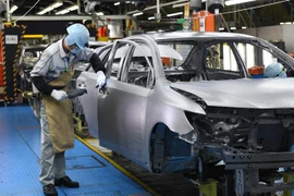 Công nhân làm việc tại một nhà máy của Toyota tại tỉnh Aichi, Nhật Bản. (Ảnh: AFP/TTXVN)