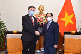 Bộ trưởng Bùi Thanh Sơn tiếp Đại sứ đặc mệnh toàn quyền nước Cộng hòa Ba Lan tại Việt Nam Wojciech Gerwel. (Ảnh: Bộ Ngoại giao)