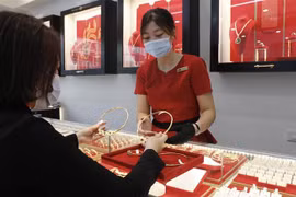 Khách mua bán vàng tại Công ty Kinh doanh vàng, bạc Bảo tín Mạnh Hải, Hà Nội. (Ảnh: Trần Việt/TTXVN)