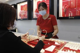 Khách mua bán vàng tại Công ty Kinh doanh vàng, bạc Bảo tín Mạnh Hải, Hà Nội. (Ảnh: Trần Việt/TTXVN)