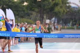 Lê Văn Tuấn bảo vệ thành công chức vô địch tại Giải chạy VnExpress Marathon Quy Nhơn 2022. (Ảnh: Nguyên Linh/TTXVN)