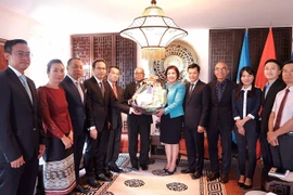  Đại sứ Latsamy Keomany, Trưởng Phái đoàn Lào và Đại sứ Lê Thị Tuyết Mai, Trưởng Phái đoàn Việt Nam tại Geneva cùng đại diện cán bộ hai Phái đoàn nhân dịp kỷ niệm Quốc khánh lần thứ 77 của Việt Nam (Ảnh: TTXVN)