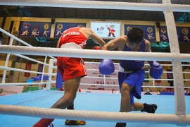 Pha giao tranh giữa 2 vận động viên Trần Văn Thảo (Việt Nam, xanh) và VĐV Kornelis Kwang (Indonesia, đỏ). (Ảnh: Phạm Tuấn Anh/TTXVN)
