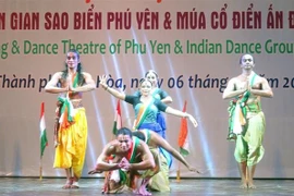 Tiết mục biểu diễn trong chương trình giao lưu của đoàn nghệ thuật Ấn Độ. (Ảnh: Xuân Triệu/TTXVN)