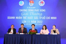 Đại diện Ban tổ chức Giải thưởng "Doanh nhân Trẻ xuất sắc Thành phố Hồ Chí Minh" lần 11 năm 2022 chủ trì phiên thảo luận. (Ảnh: Mỹ Phương/TTXVN)