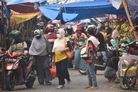 Người dân mua sắm tại một khu chợ ở Bekasi, Indonesia. (Ảnh: AFP/TTXVN)