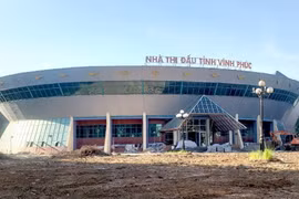 Mặt trước Nhà thi đấu thể dục-thể thao tỉnh Vĩnh Phúc đang được cải tạo cảnh quan, sân vườn. (Ảnh: Hoàng Hùng/TTXVN)
