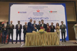 Hội Doanh nghiệp sản xuất sản phẩm công nghiệp chủ lực thành phố Hà Nội (HAMI) và Hiệp hội Doanh nghiệp Italy tại Việt Nam (ICHAM) ký kết biên bản ghi nhớ. (Ảnh: Phương Anh/TTXVN)