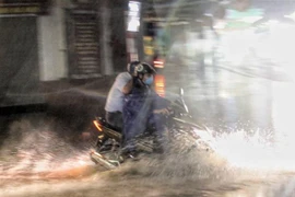 Đoạn Đinh Lễ hướng ra Đinh Tiên Hoàng ngập sau cơn mưa lớn. (Ảnh: Tuấn Đức/TTXVN)