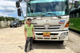 Tài xế Lương Trọng và phương tiện bị xử phạt. (Ảnh TTXVN phát)
