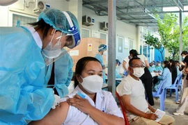 Một điểm tiêm chủng vaccine ngừa COVID-19 tại Phnom Penh, Campuchia, ngày 14/1/2022. (Ảnh: THX/TTXVN)