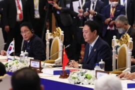 Tổng thống Hàn Quốc Yoon Suk-yeol (phải) và Thủ tướng Nhật Bản Fumio Kishida tại Hội nghị Cấp cao ASEAN+3 ở Phnom Penh, Campuchia, ngày 12/11/2022. (Ảnh: YONHAP/TTXVN)