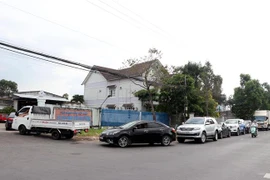 Lượng xe đăng kiểm đang bị ùn ứ tại Sóc Trăng. (Ảnh: Trung Hiếu/TTXVN)