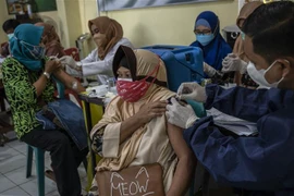 Nhân viên y tế tiêm mũi tăng cường vaccine ngừa COVID-19 cho người dân tại Surabaya, Indonesia, ngày 13/1/2022. (Ảnh: AFP/TTXVN)