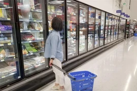 Người dân mua hàng trong siêu thị tại Vancouver, British Columbia, Canada, ngày 16/8/2022. (Ảnh: THX/TTXVN)