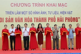 Các đại biểu cắt băng khai mạc triển lãm “Di sản văn hóa thành phố Hải Phòng”. (Ảnh: Minh Thu/TTXVN)