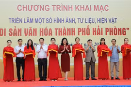 Các đại biểu cắt băng khai mạc triển lãm “Di sản văn hóa thành phố Hải Phòng”. (Ảnh: Minh Thu/TTXVN)
