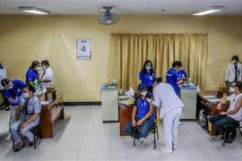 Nhân viên y tế tiêm vaccine phòng COVID-19 cho người dân tại Manila, Philippines. (Ảnh: THX/TTXVN)