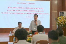 Thứ trưởng Bộ Giáo dục và Đào tạo Nguyễn Hữu Độ nghe báo cáo về công tác chuẩn bị Kỳ thi tốt nghiệp THPT năm 2022 tại thành phố Hải Phòng. (Ảnh: Minh Thu/TTXVN)