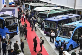 Khách tham quan Triển lãm xe buýt và xe buýt đường dài quốc tế ở Moskva, Nga, ngày 30/11/2022. (Ảnh: THX/TTXVN)