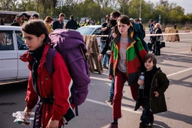 Người dân Ukraine được sơ tán từ thành phố Mariupol tới thành phố Zaporizhzhia ngày 3/5/2022. (Ảnh: AFP/TTXVN)