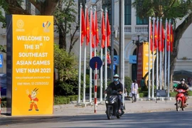 Pano, ápphích tuyên truyền SEA Games 31 được đặt tại khu vực Hồ Hoàn Kiếm. (Ảnh: Tuấn Đức/TTXVN)