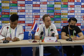 HLV trưởng đội U23 Thái Lan Mano Polking (giữa) trả lời câu hỏi tại cuôc họp báo sau trận đấu. (Ảnh: Công Luật/TTXVN)
