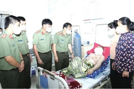 Thượng tá Nguyễn Xuân Thao, Phó Giám đốc Công an tỉnh Đồng Nai thăm và động viên đồng chí Tô Bá Diệu và gia đình. (Ảnh: TTXVN phát)