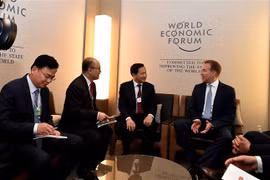 Đoàn cấp cao Việt Nam gặp và làm việc với Chủ tịch WEF Borge Brende tại Davos. (Ảnh: TTXVN phát)