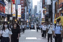 Người dân di chuyển trên phố tại Tokyo, Nhật Bản. (Ảnh: AFP/TTXVN)