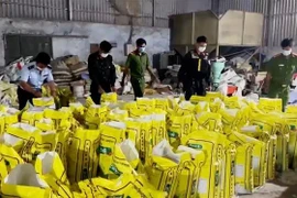 Lực lượng chức năng kiểm tra Công ty TNHH Thương mại-dịch vụ-sản xuất Trang Điền phát hiện số lượng lớn hàng hóa không rõ nguồn gốc. (Ảnh: TTXVN phát)