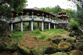 Vẻ đẹp cổ kính của cầu Thấu Ngọc trong chùa Côn Sơn, thuộc Khu di tích Côn Sơn-Kiếp Bạc. (Ảnh: Tuấn Anh/TTXVN)