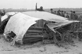 Xác của 1 trong 4 máy bay B-52 của Mỹ bị quân và dân Hà Nội bắn rơi đêm 18, rạng sáng 19/12/1972. (Ảnh: Tư liệu TTXVN)