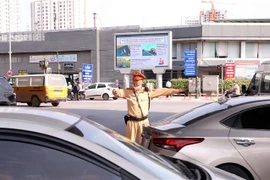 Lực lượng CSGT số 14 Công an TP Hà Nội tổ chức phân luồng, điều tiết giao thông tại khu vực Bến xe Nước Ngầm. (Ảnh: Phạm Kiên/TTXVN)