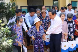 Bí thư thành ủy Thành phố Hồ Chí Minh Nguyễn Văn Nên thăm hỏi, tặng quà người có công, thương bệnh binh tại Trung tâm dưỡng lão Thị Nghè, Thành phố Hồ Chí Minh. (Ảnh: Thanh Vũ/TTXVN)